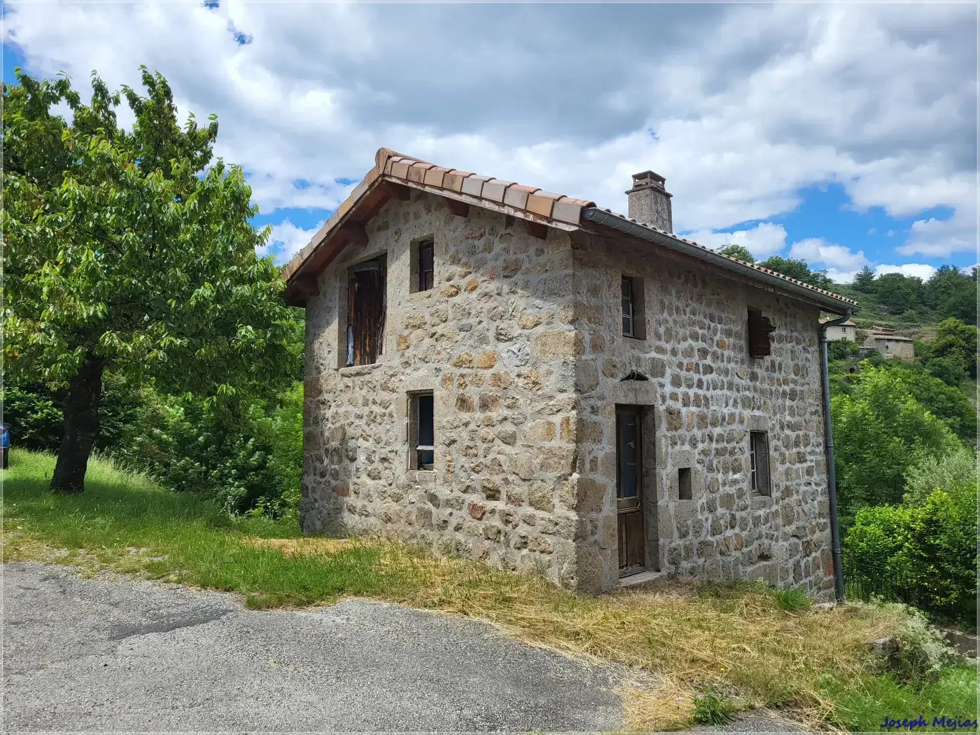 Ancien corps de ferme à rénover en Ardèche verte avec terrain de 6419 m² 