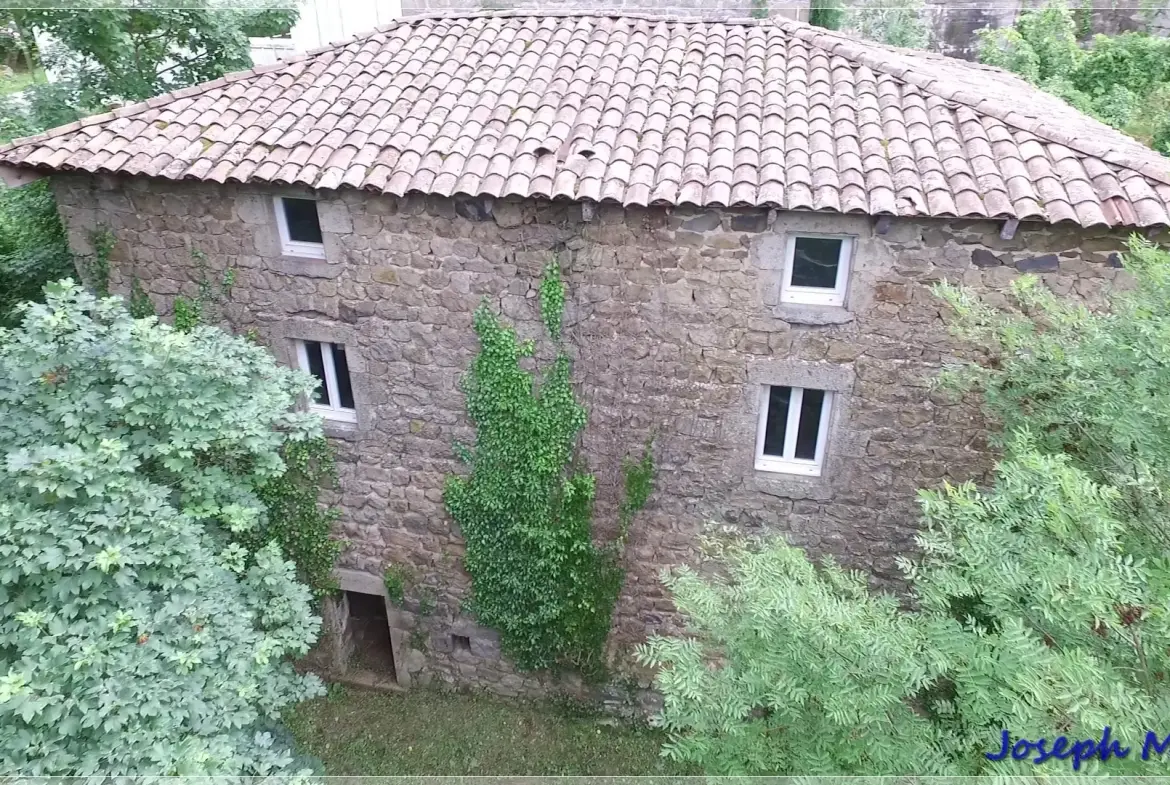 Ancien corps de ferme à rénover en Ardèche verte avec terrain de 6419 m² 