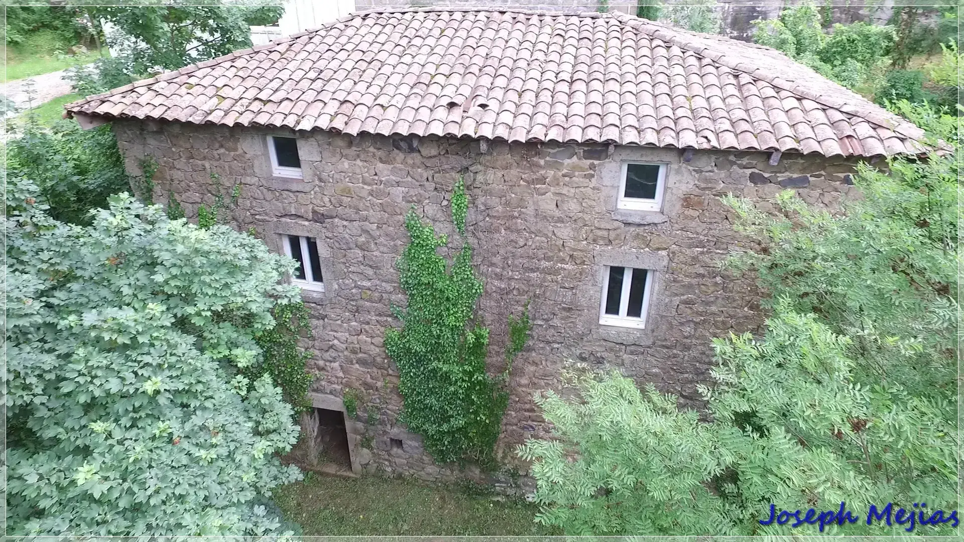 Ancien corps de ferme à rénover en Ardèche verte avec terrain de 6419 m² 