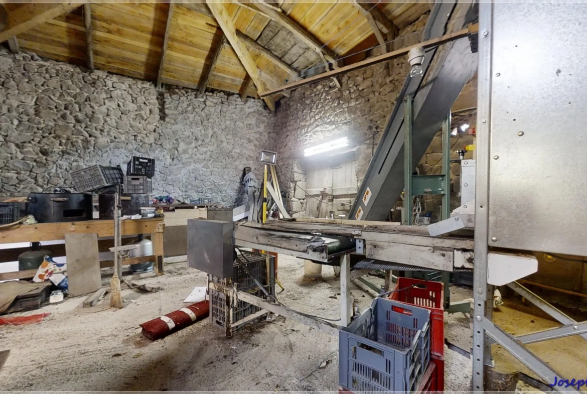 Ancien corps de ferme à rénover en Ardèche verte avec terrain de 6419 m² 