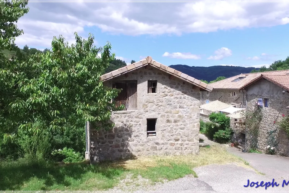 Ancien corps de ferme à rénover en Ardèche verte avec terrain de 6419 m² 