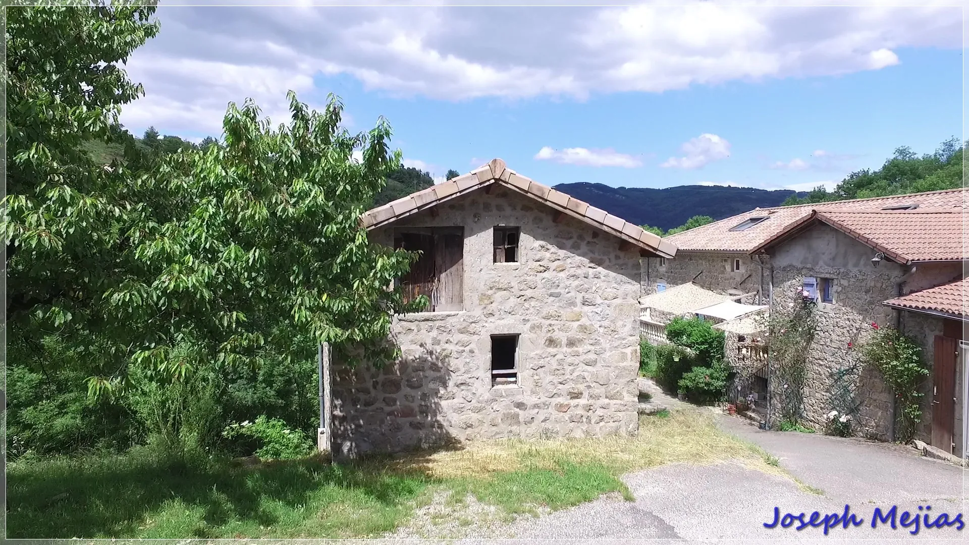 Ancien corps de ferme à rénover en Ardèche verte avec terrain de 6419 m² 