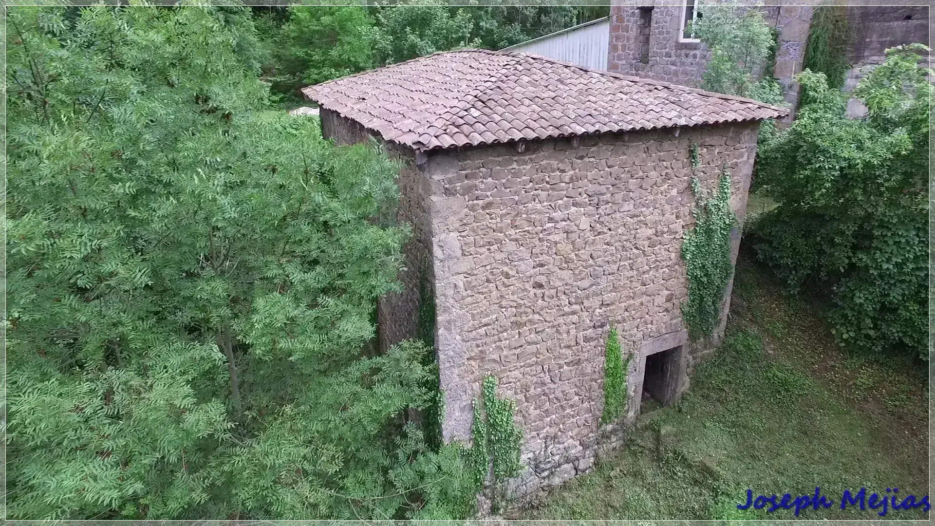 Ancien corps de ferme à rénover en Ardèche verte avec terrain de 6419 m² 