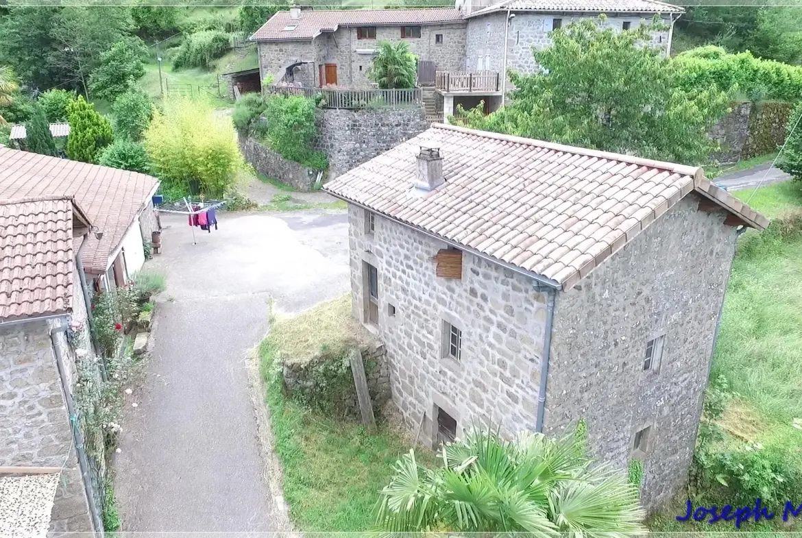 Ancien corps de ferme à rénover en Ardèche verte avec terrain de 6419 m² 