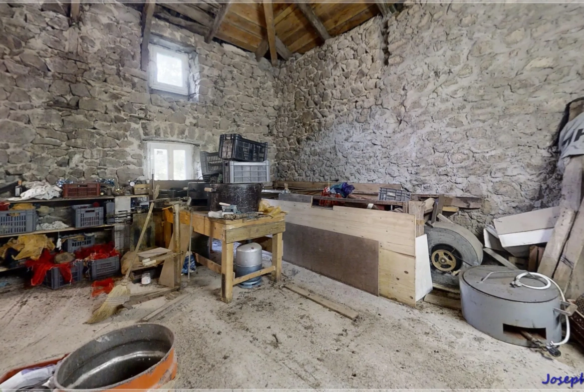 Ancien corps de ferme à rénover en Ardèche verte avec terrain de 6419 m² 