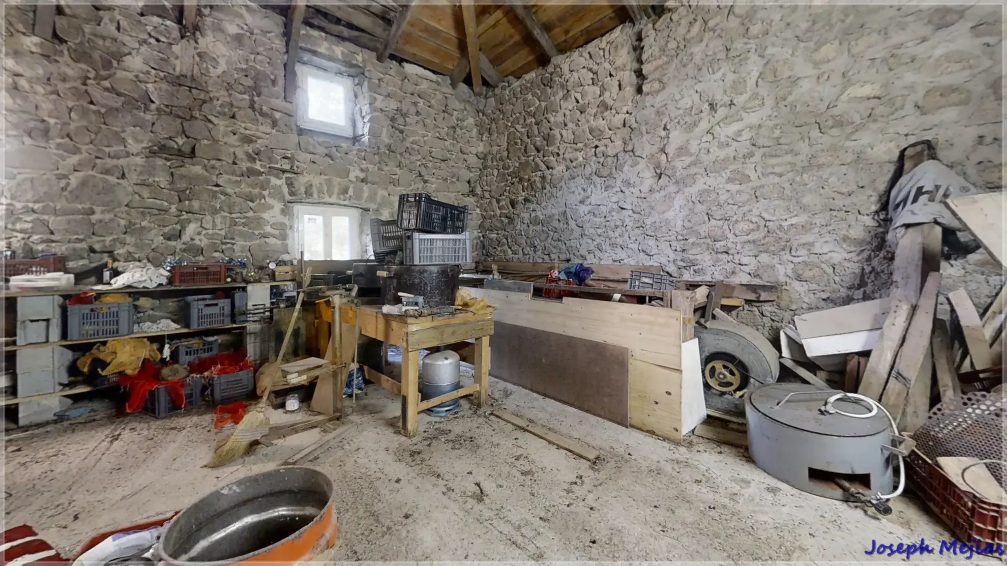 Ancien corps de ferme à rénover en Ardèche verte avec terrain de 6419 m² 