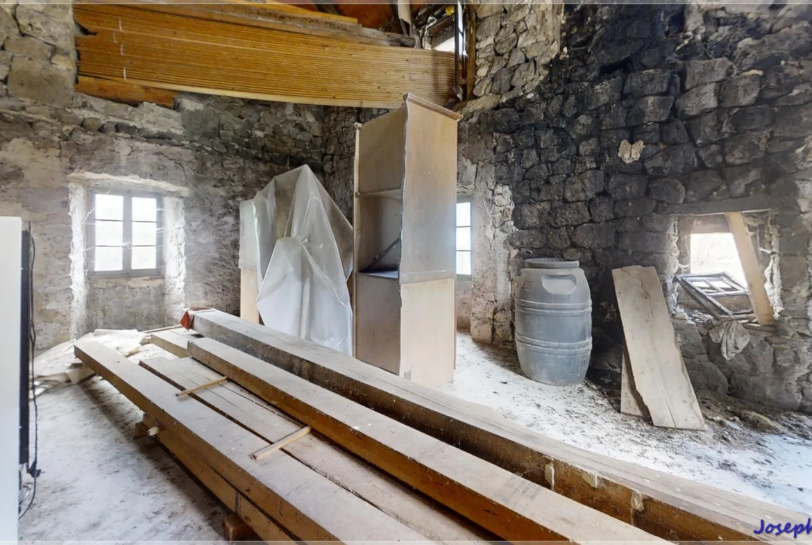 Ancien corps de ferme à rénover en Ardèche verte avec terrain de 6419 m² 
