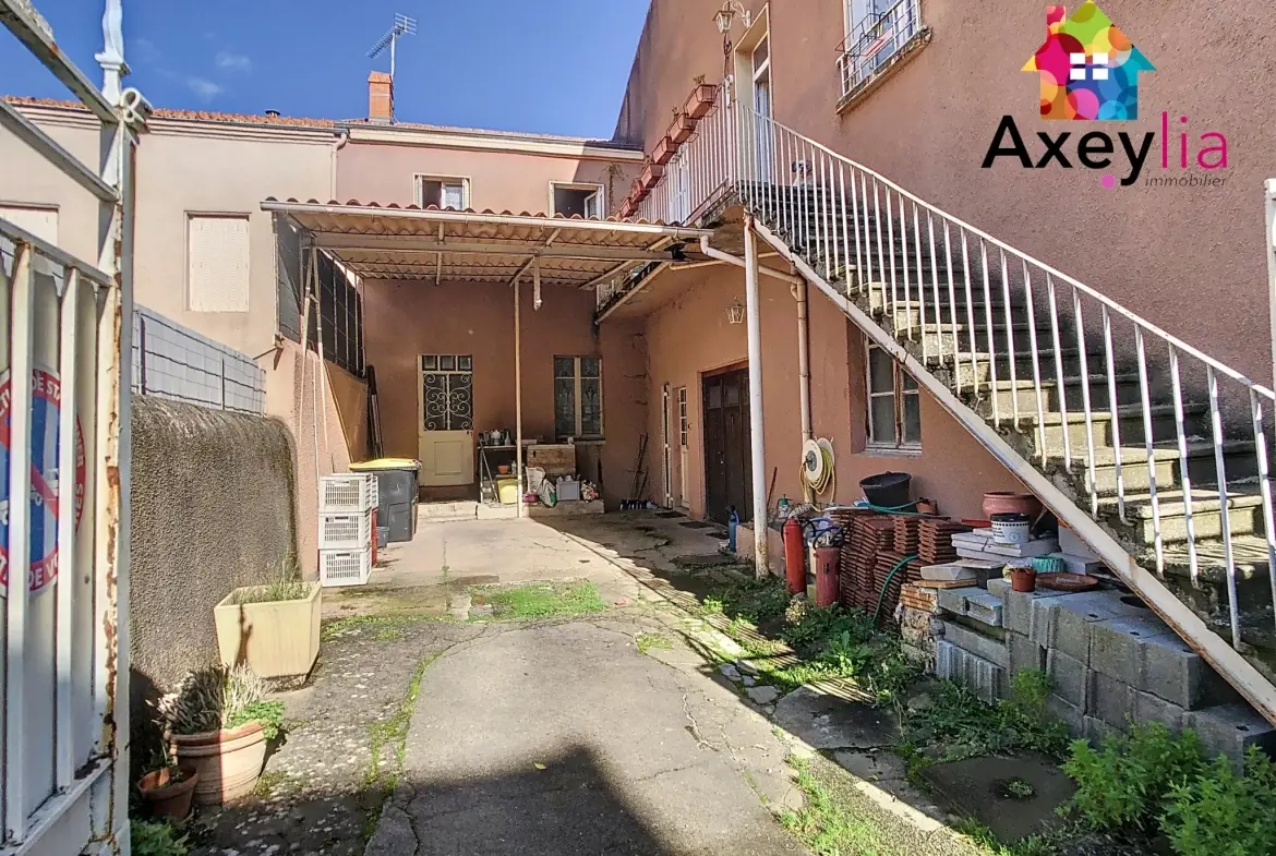 Maison de ville à La Pacaudière avec commerces, logement et grenier aménageable 