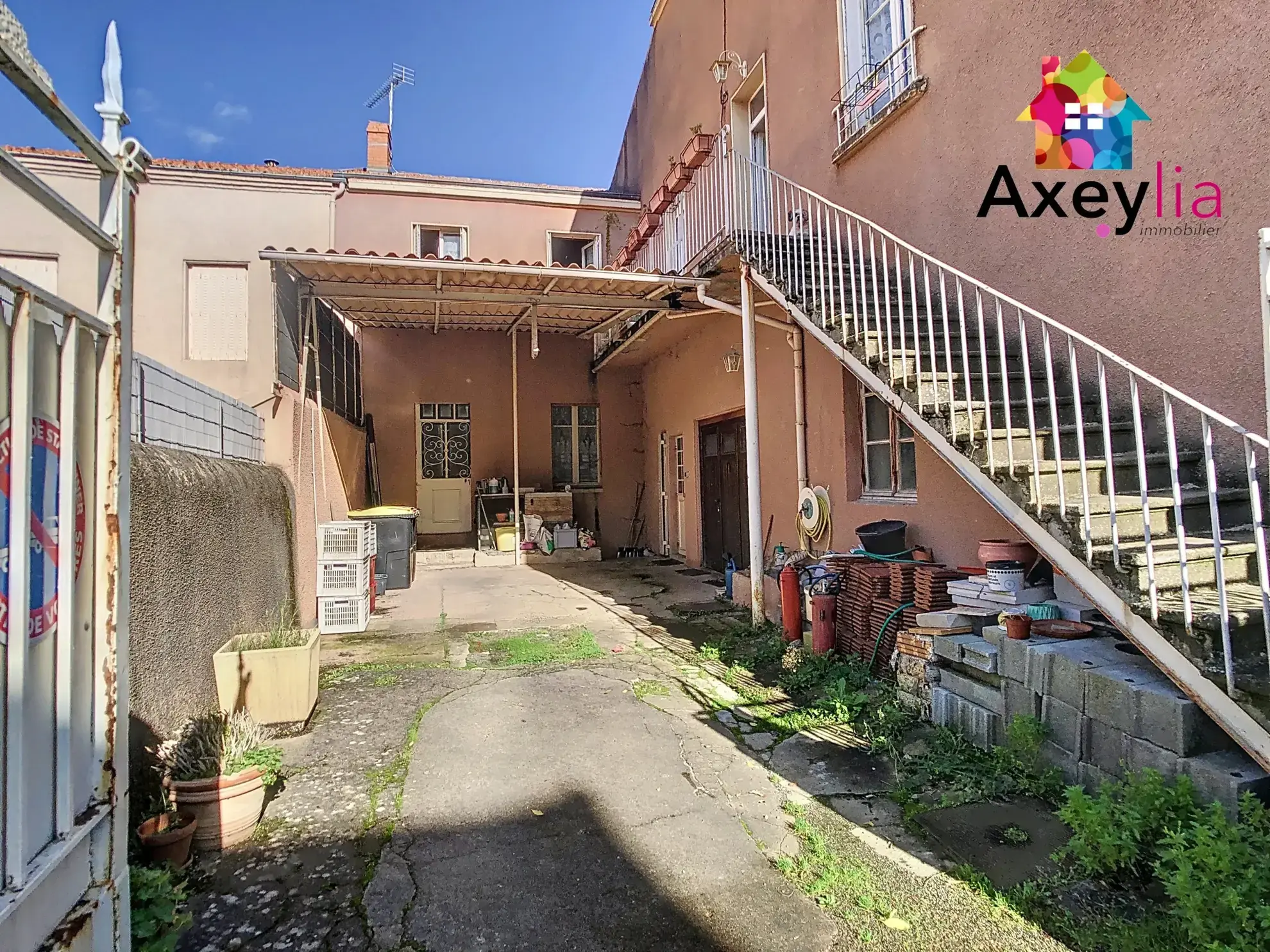 Maison de ville à La Pacaudière avec commerces, logement et grenier aménageable 