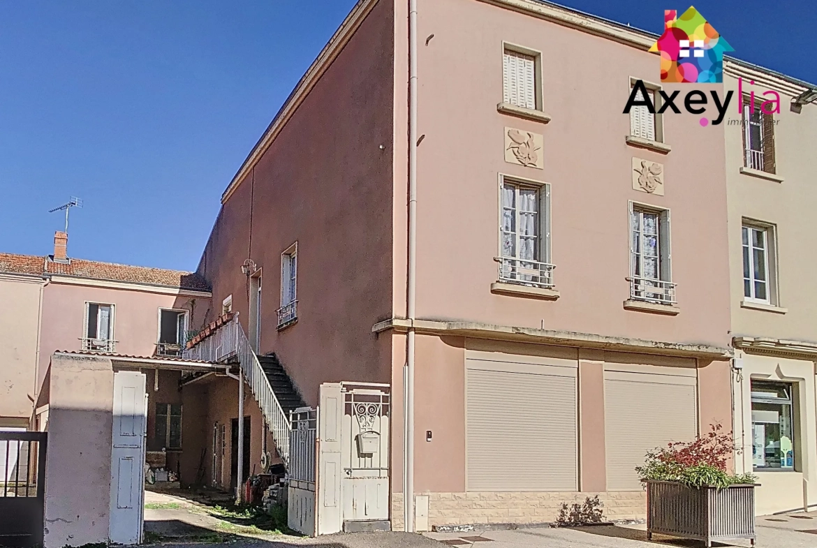 Maison de ville à La Pacaudière avec commerces, logement et grenier aménageable 