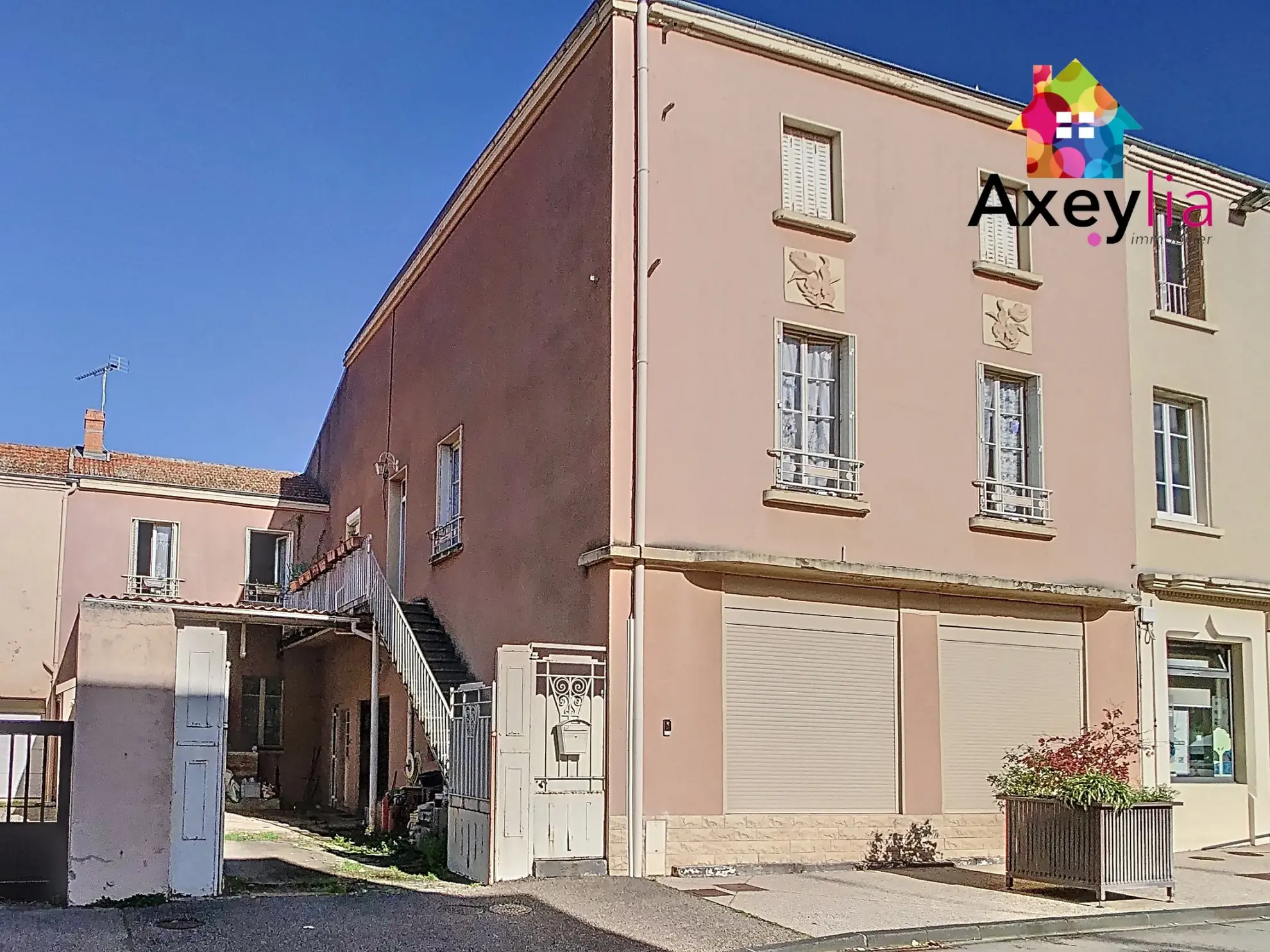 Maison de ville à La Pacaudière avec commerces, logement et grenier aménageable 