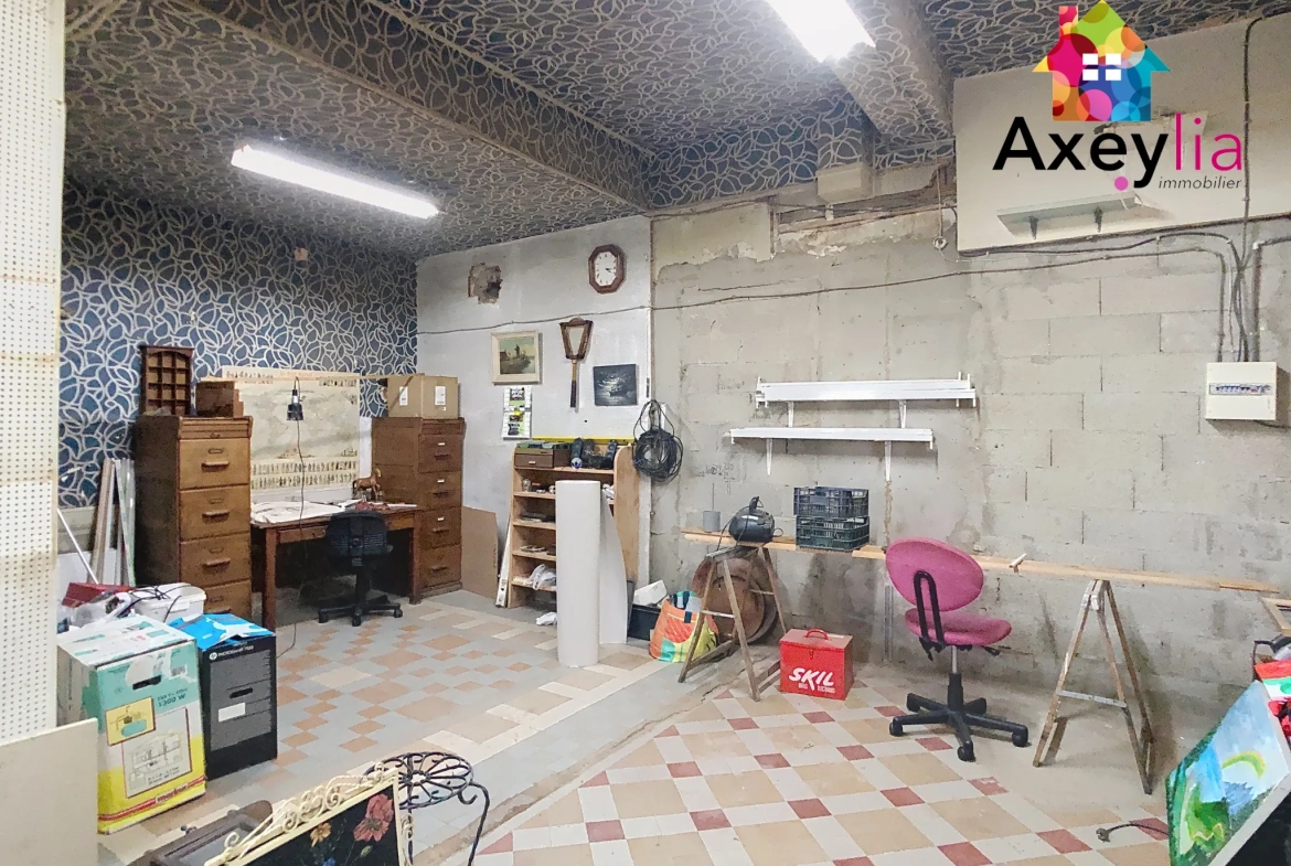 Maison de ville à La Pacaudière avec commerces, logement et grenier aménageable 