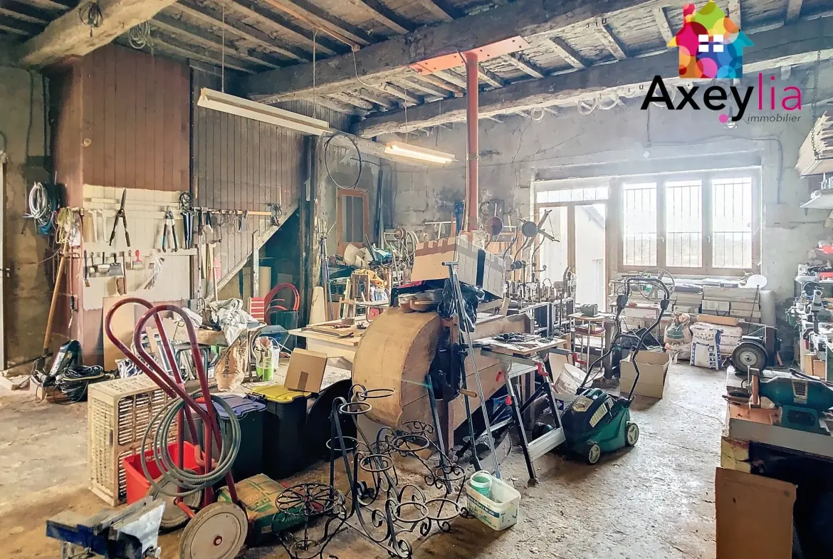 Maison de ville à La Pacaudière avec commerces, logement et grenier aménageable 
