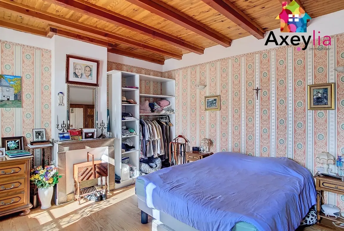 Maison de ville à La Pacaudière avec commerces, logement et grenier aménageable 