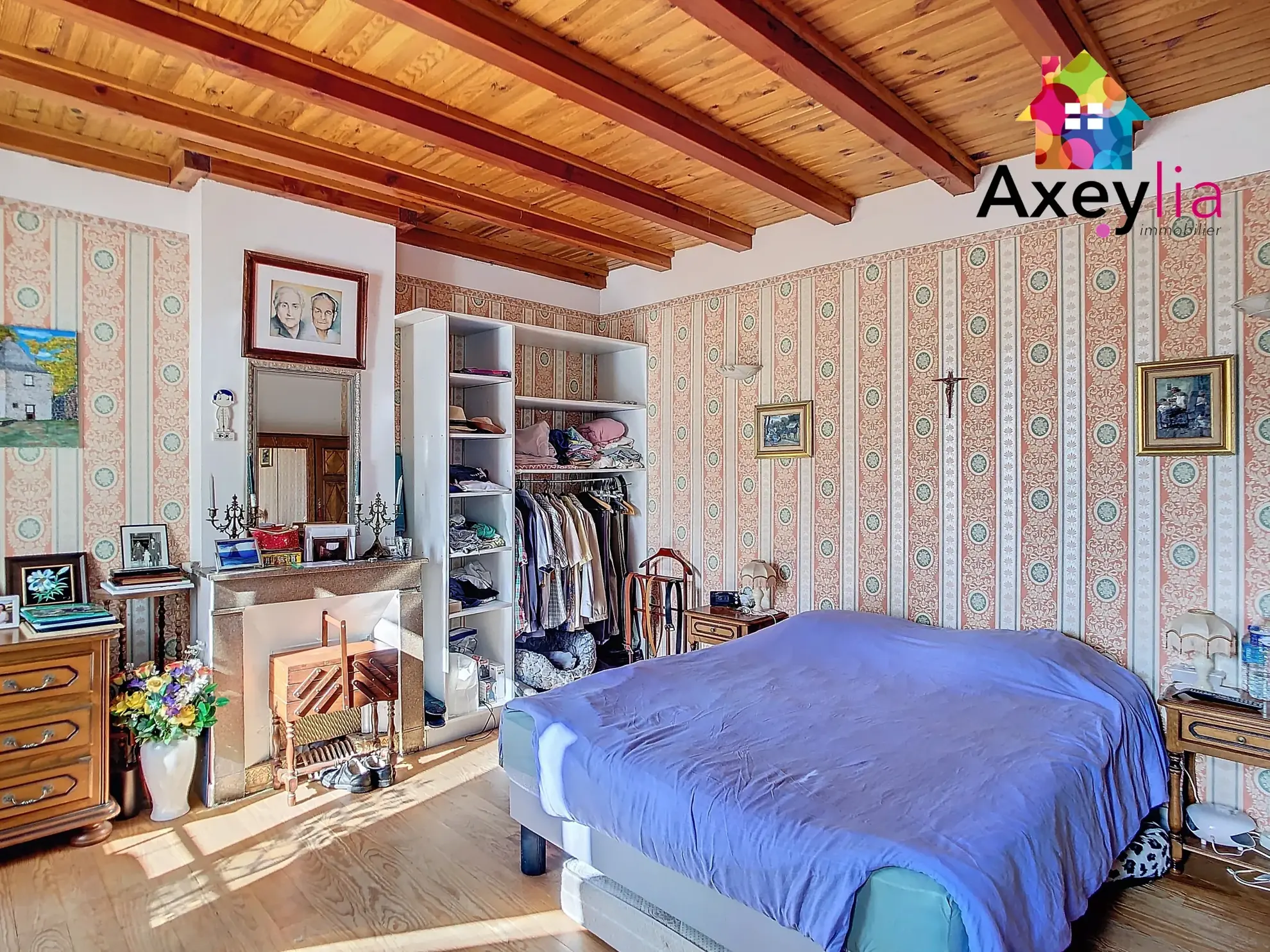 Maison de ville à La Pacaudière avec commerces, logement et grenier aménageable 