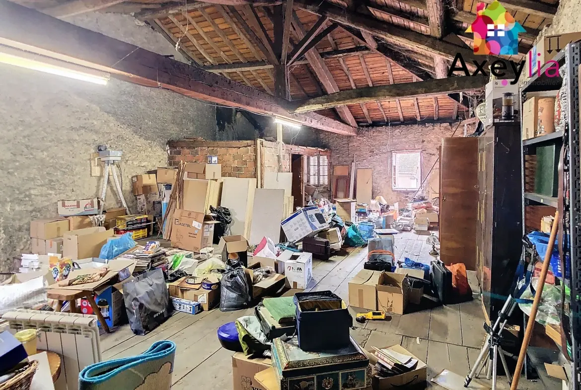 Maison de ville à La Pacaudière avec commerces, logement et grenier aménageable 