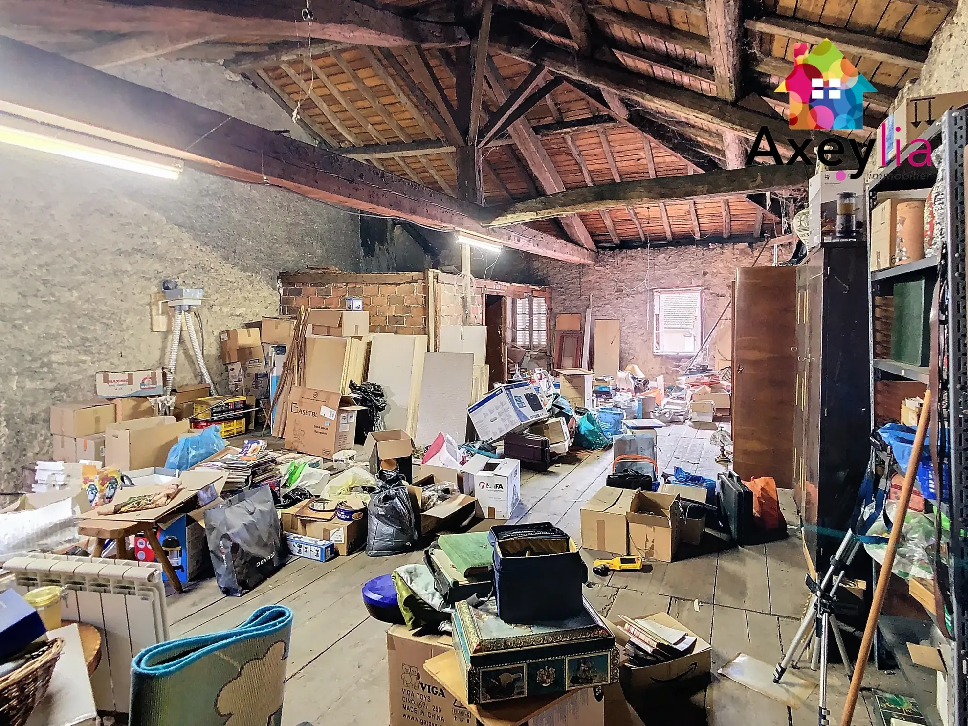 Maison de ville à La Pacaudière avec commerces, logement et grenier aménageable 