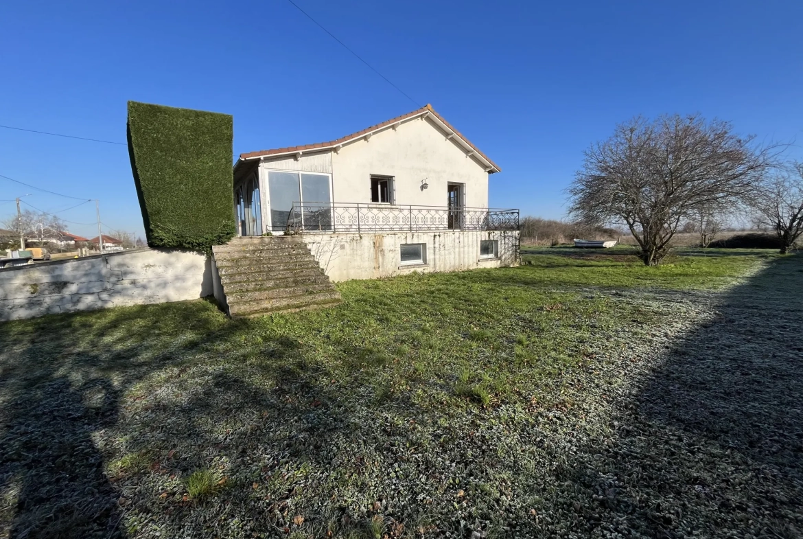 Maison à rafraîchir de 92 m² avec terrain de 1460 m² à Saint Jouin de Marnes 