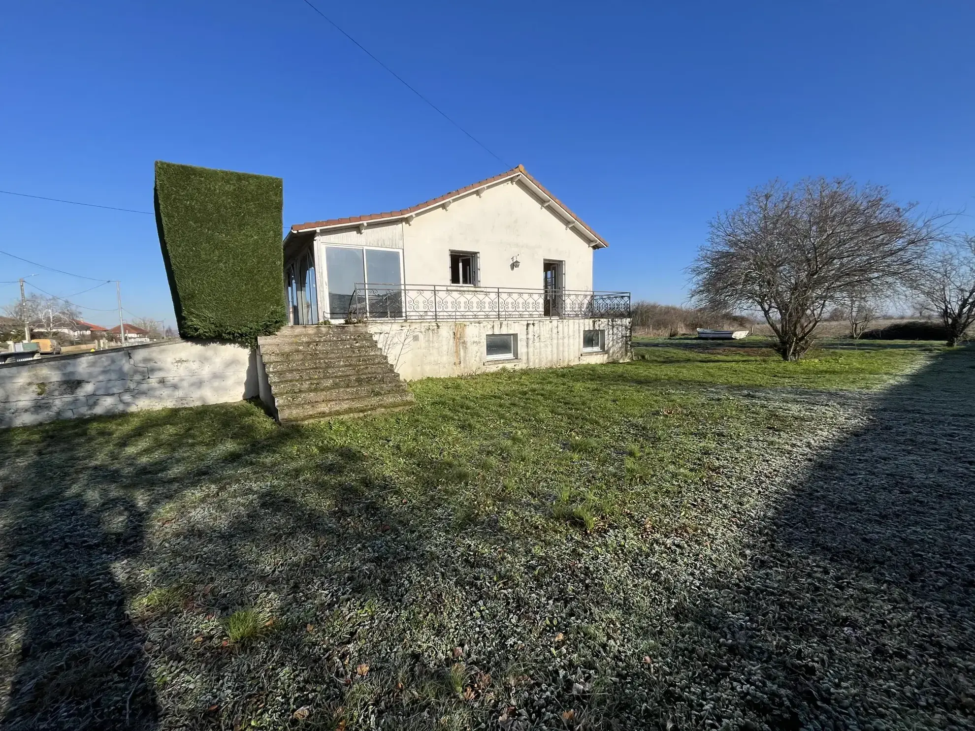 Maison à rafraîchir de 92 m² avec terrain de 1460 m² à Saint Jouin de Marnes 