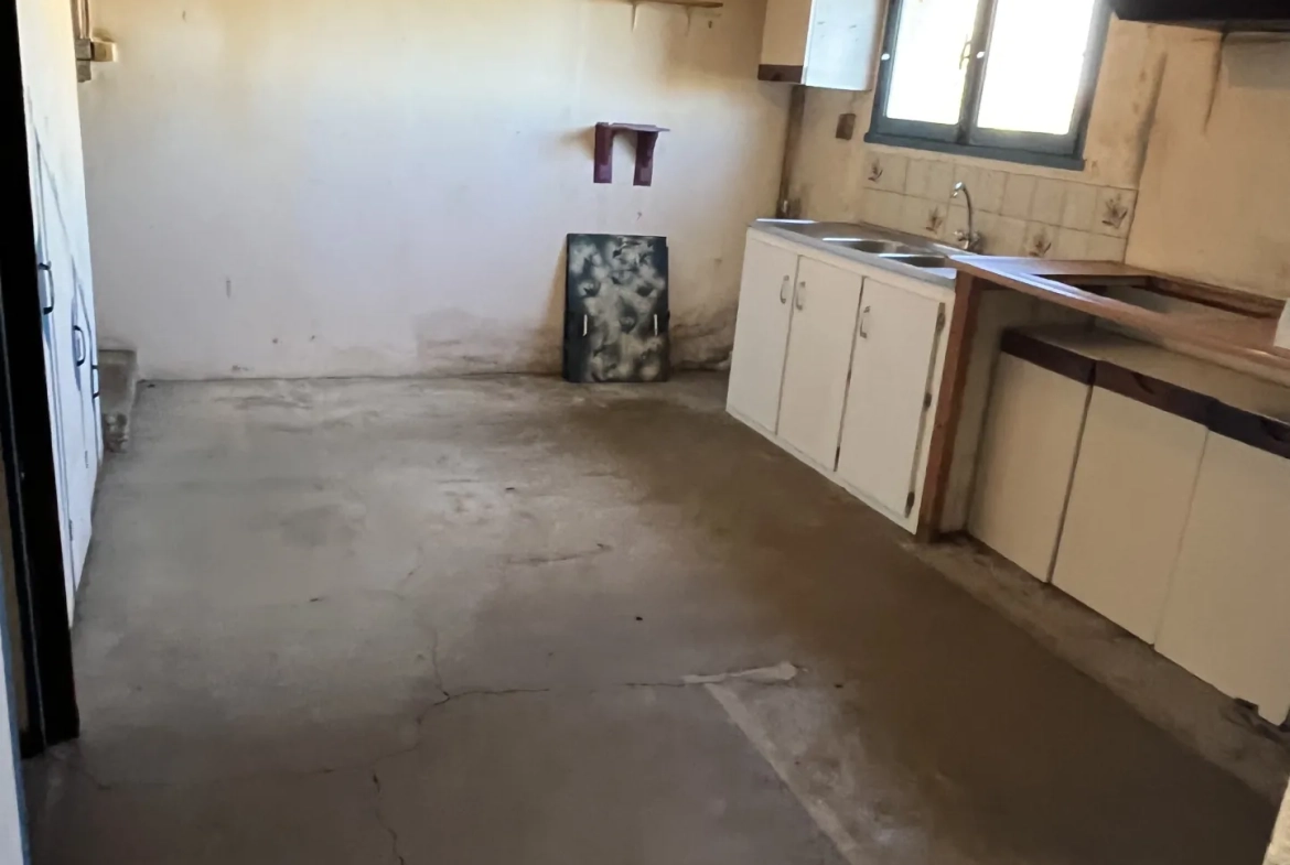 Maison à rafraîchir de 92 m² avec terrain de 1460 m² à Saint Jouin de Marnes 