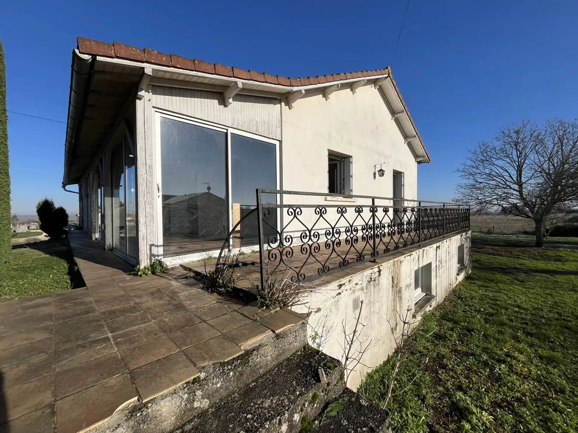 Maison à rafraîchir de 92 m² avec terrain de 1460 m² à Saint Jouin de Marnes 