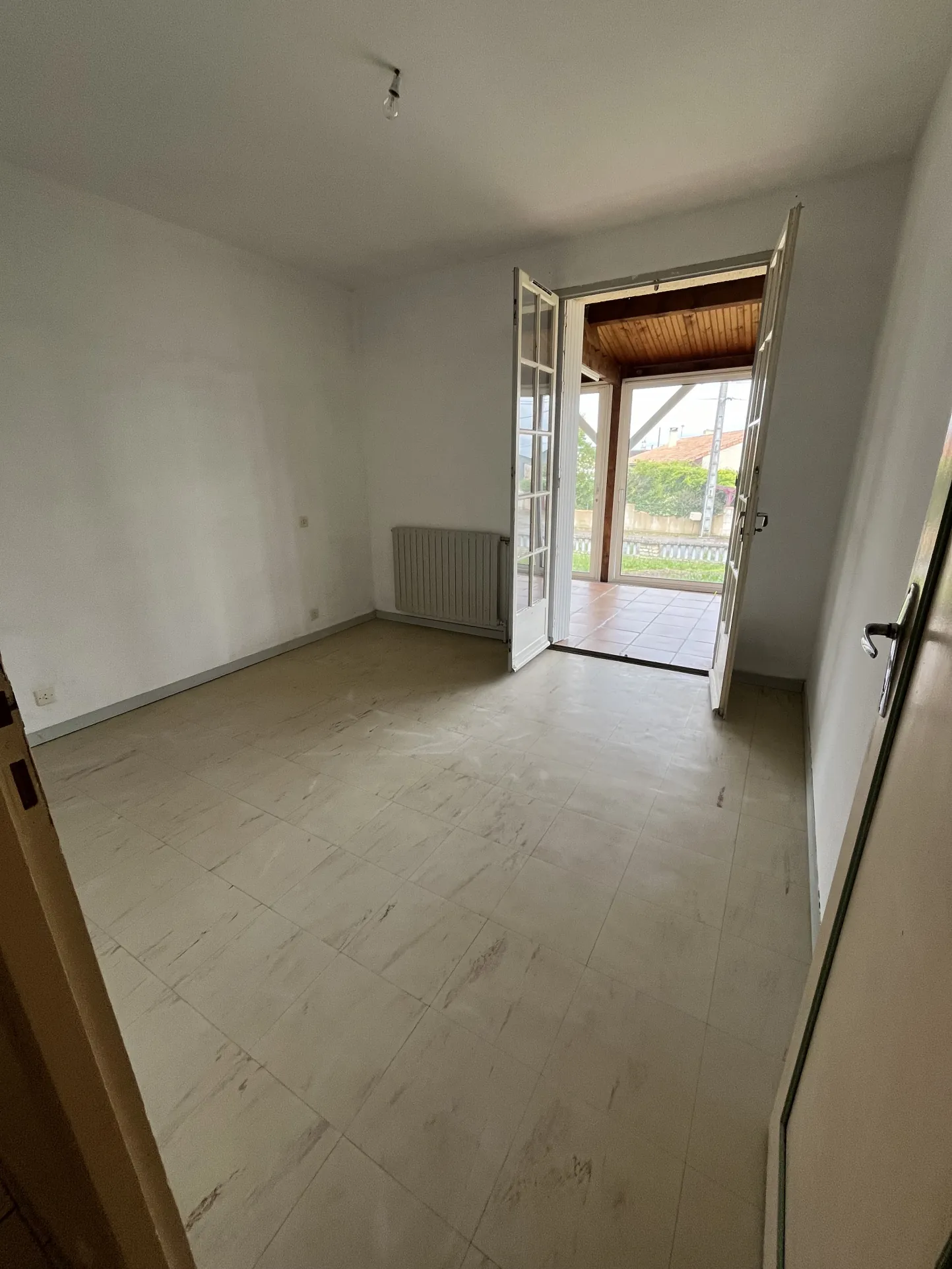 Maison à rafraîchir de 92 m² avec terrain de 1460 m² à Saint Jouin de Marnes 