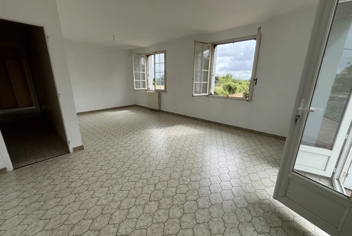 Maison à rafraîchir de 92 m² avec terrain de 1460 m² à Saint Jouin de Marnes 