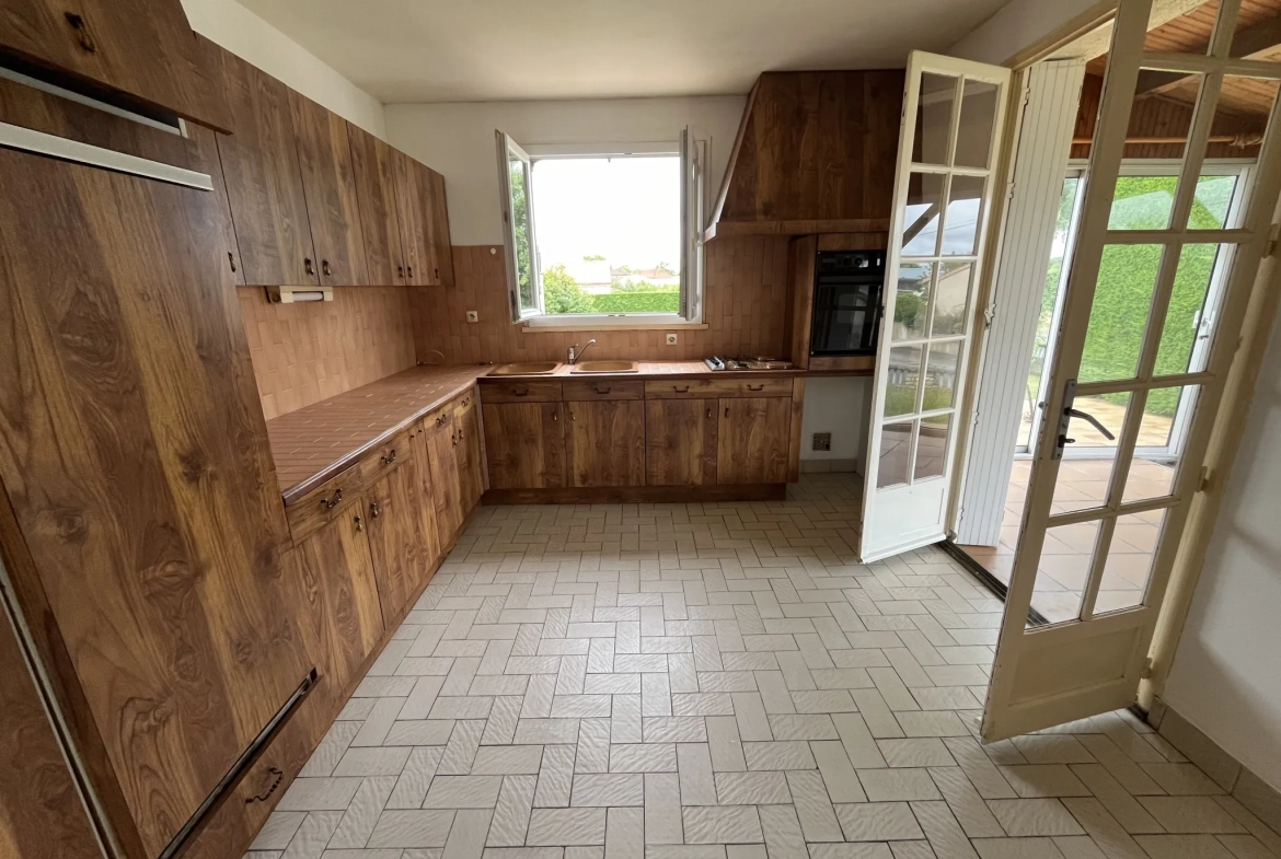 Maison à rafraîchir de 92 m² avec terrain de 1460 m² à Saint Jouin de Marnes 