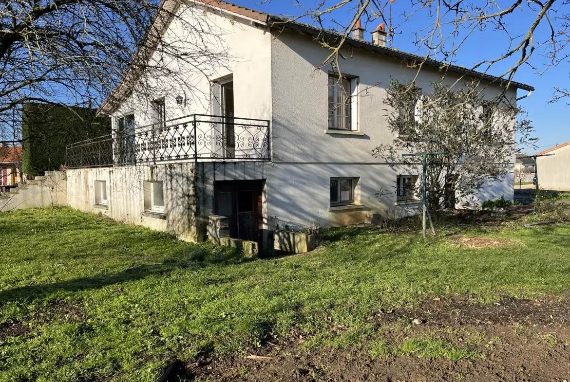 Maison à rafraîchir de 92 m² avec terrain de 1460 m² à Saint Jouin de Marnes 