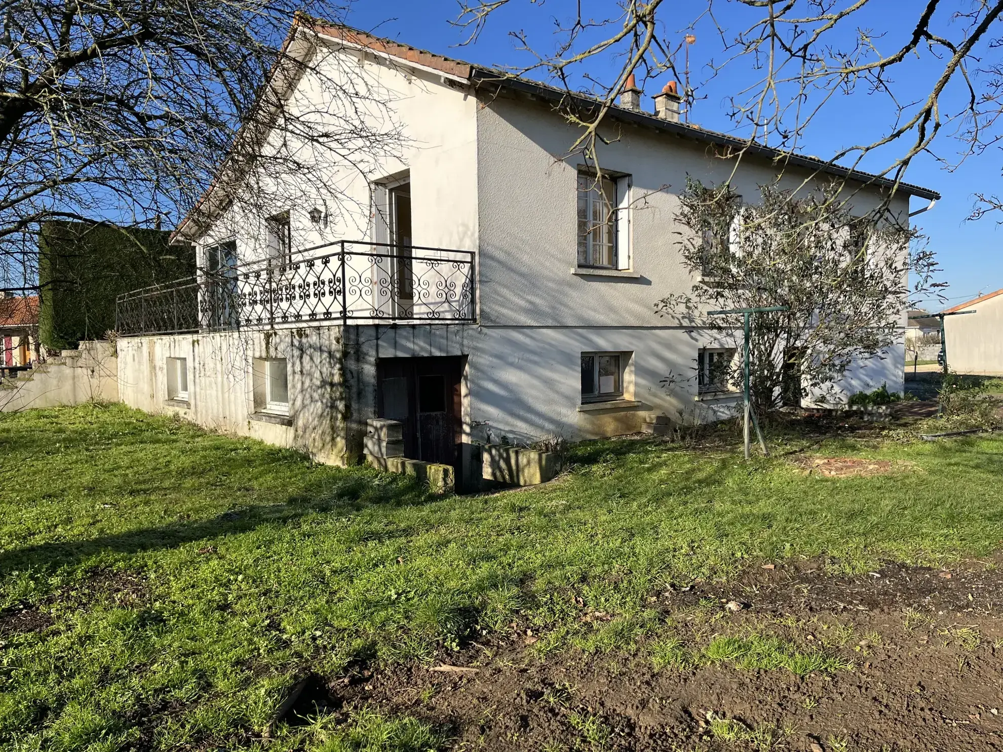 Maison à rafraîchir de 92 m² avec terrain de 1460 m² à Saint Jouin de Marnes 