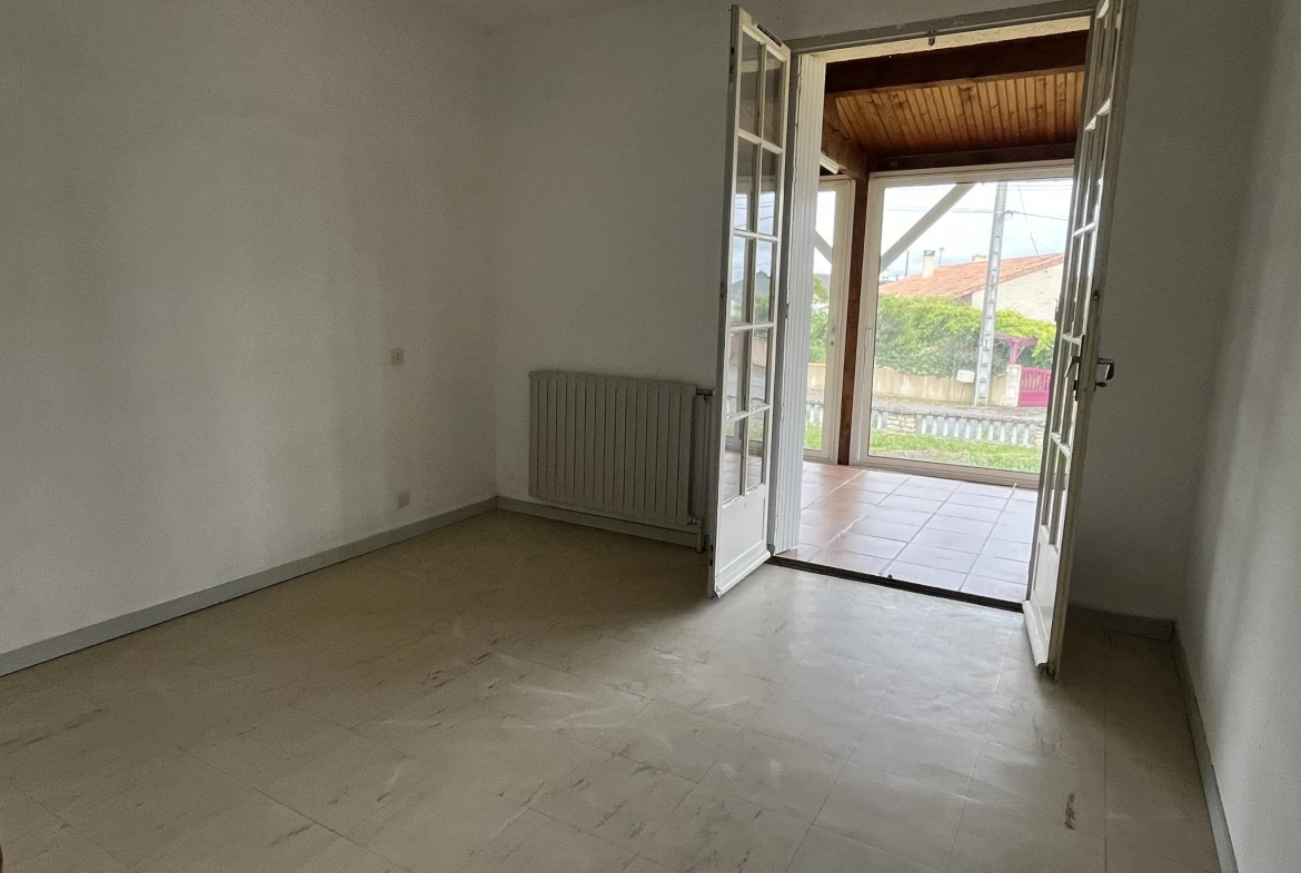 Maison à rafraîchir de 92 m² avec terrain de 1460 m² à Saint Jouin de Marnes 
