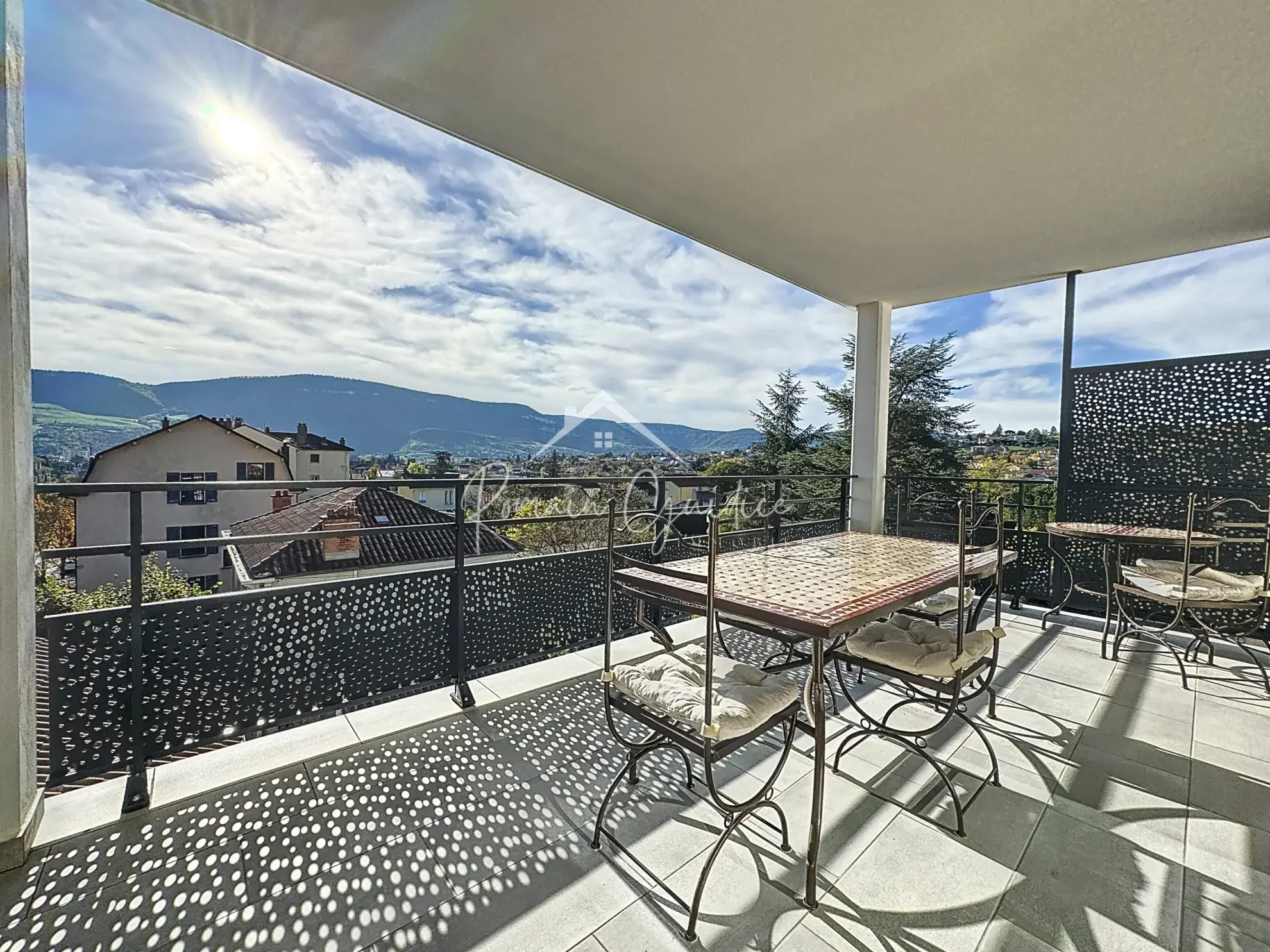 Appartement F3 neuf avec terrasse et ascenseur à Millau 