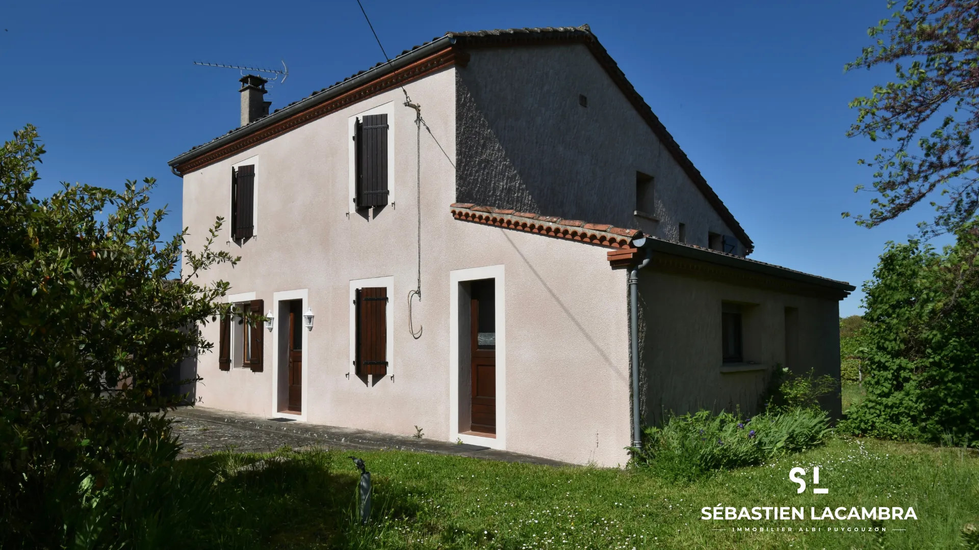 Maison ancienne avec dépendances et terrains à Puygouzon 