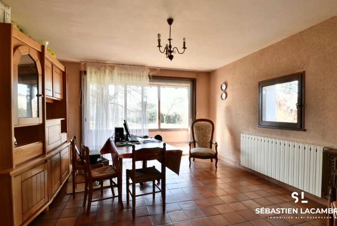 Maison ancienne avec dépendances et terrains à Puygouzon 