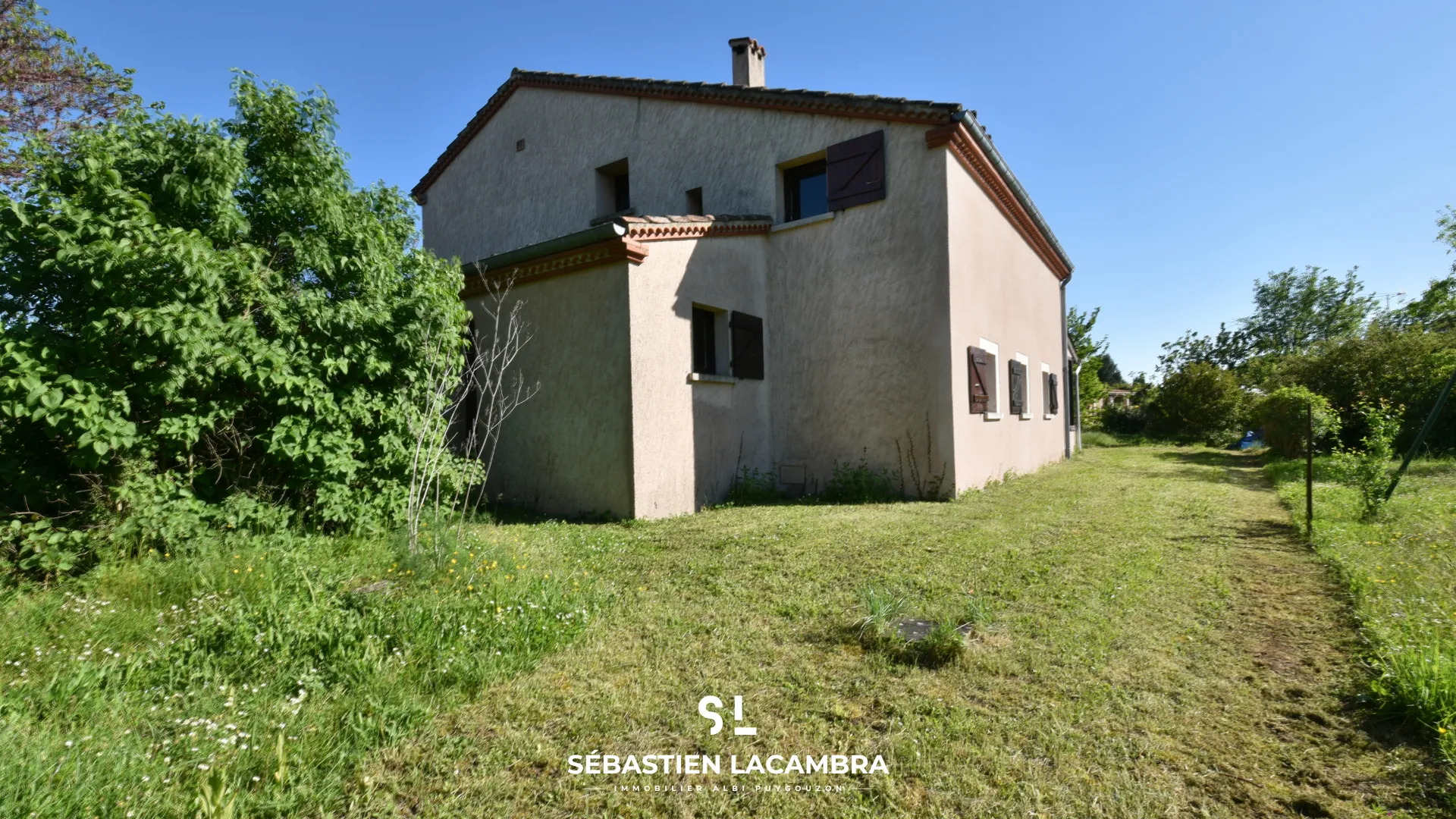 Maison ancienne avec dépendances et terrains à Puygouzon 
