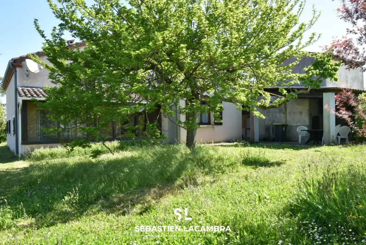 Maison ancienne avec dépendances et terrains à Puygouzon 
