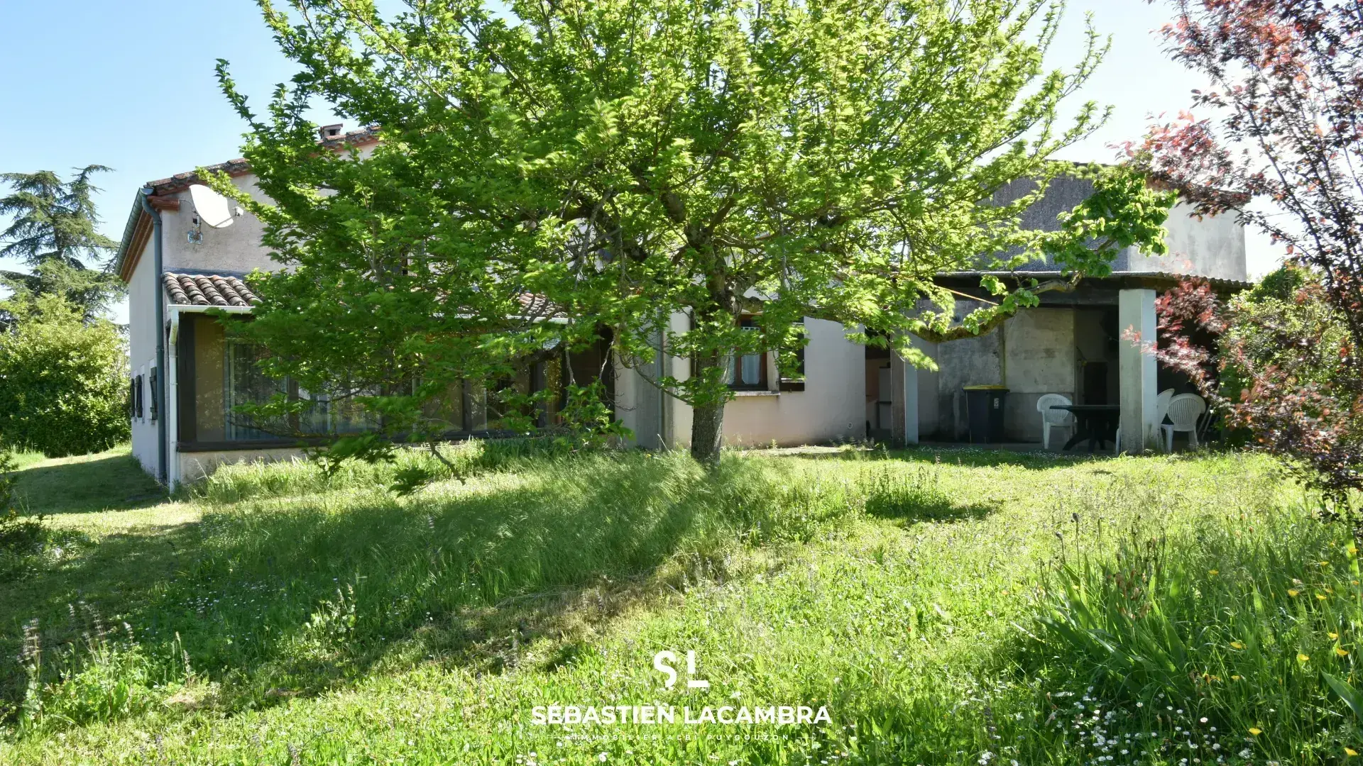 Maison ancienne avec dépendances et terrains à Puygouzon 