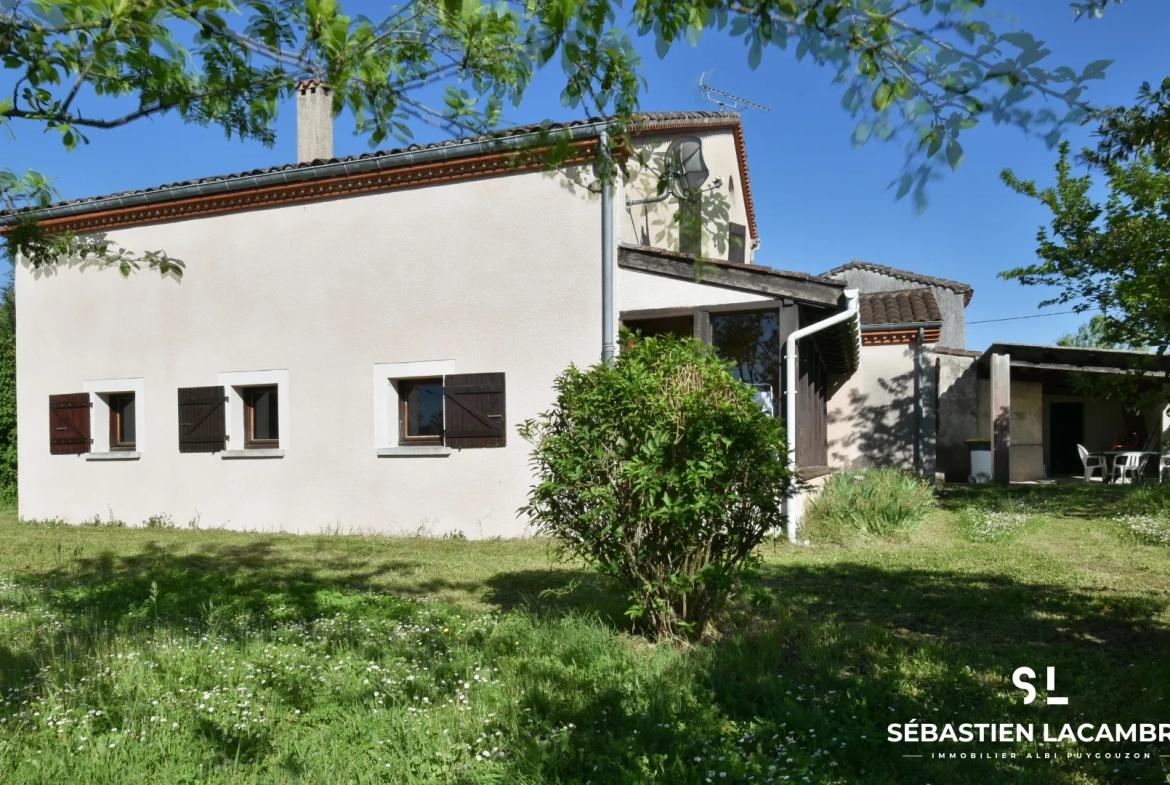 Maison ancienne avec dépendances et terrains à Puygouzon 