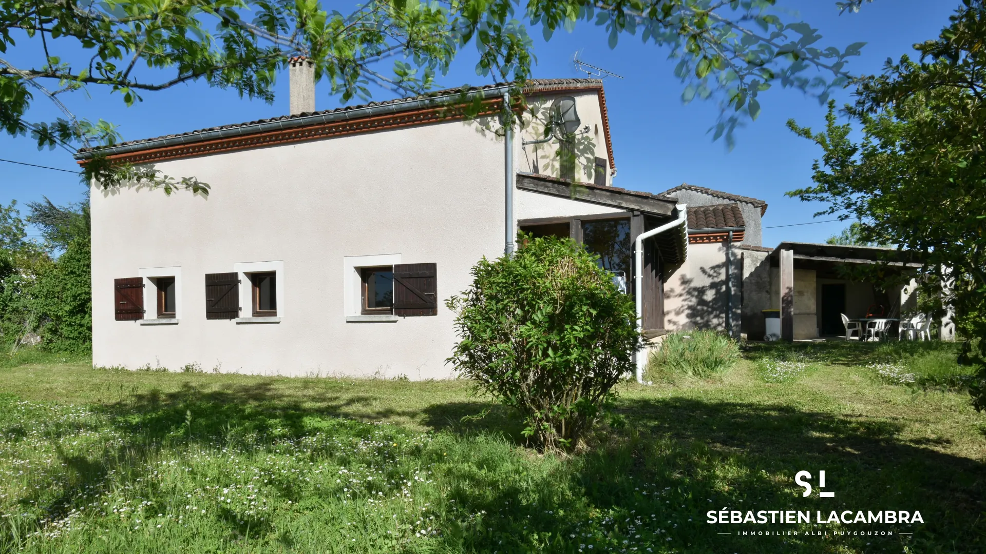 Maison ancienne avec dépendances et terrains à Puygouzon 