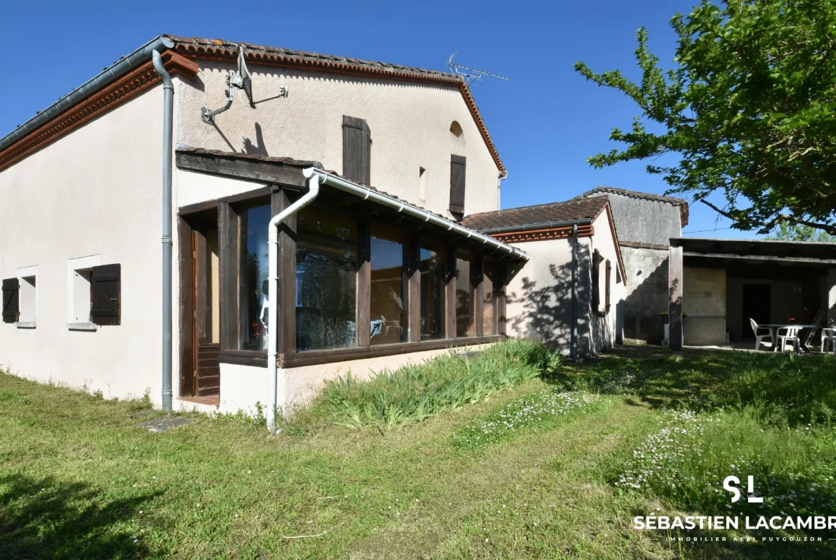Maison ancienne avec dépendances et terrains à Puygouzon 