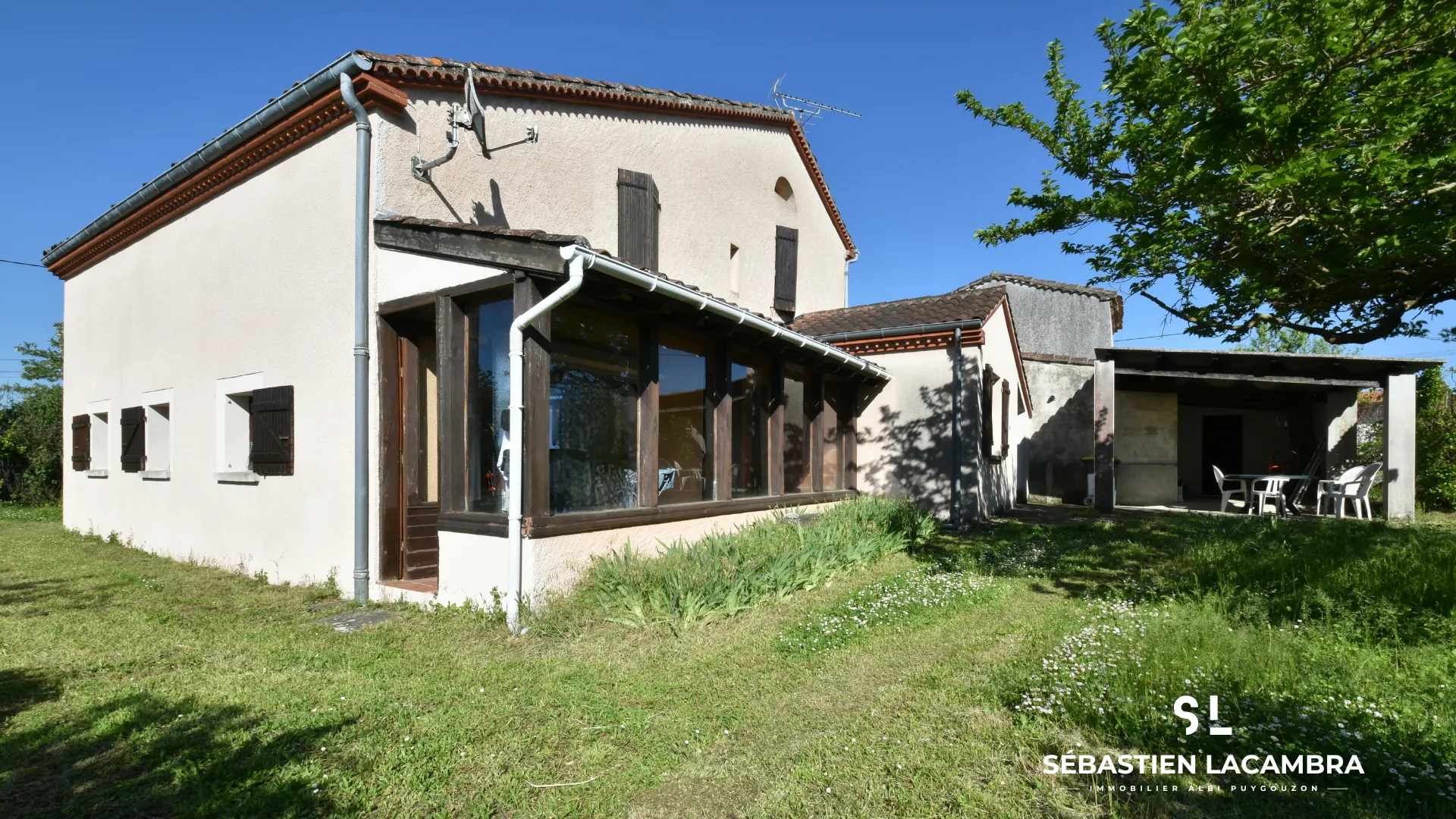 Maison ancienne avec dépendances et terrains à Puygouzon 