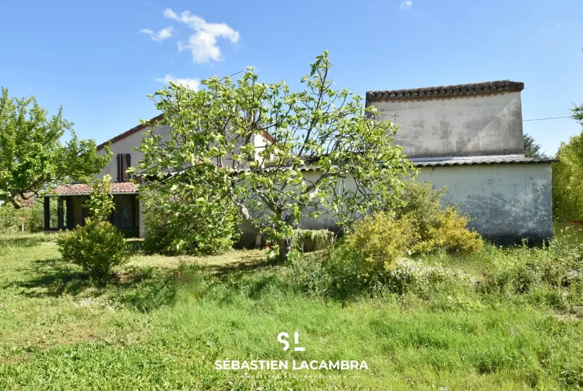 Maison ancienne avec dépendances et terrains à Puygouzon 