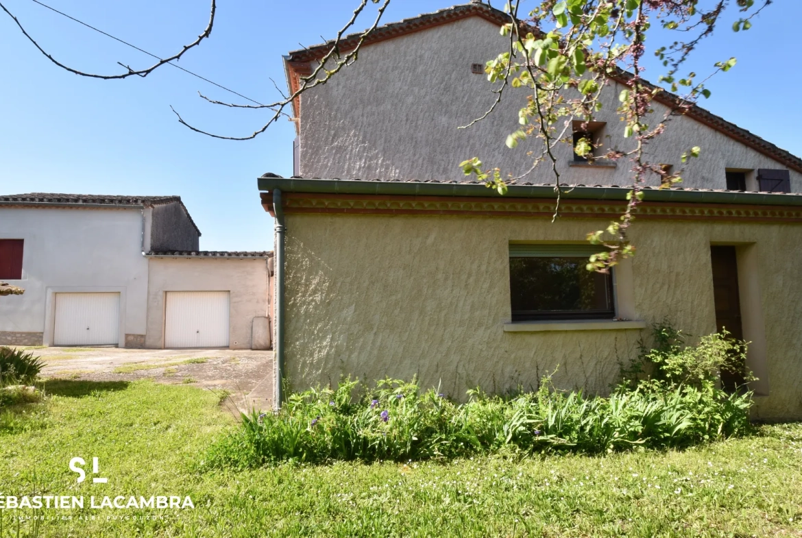 Maison ancienne avec dépendances et terrains à Puygouzon 