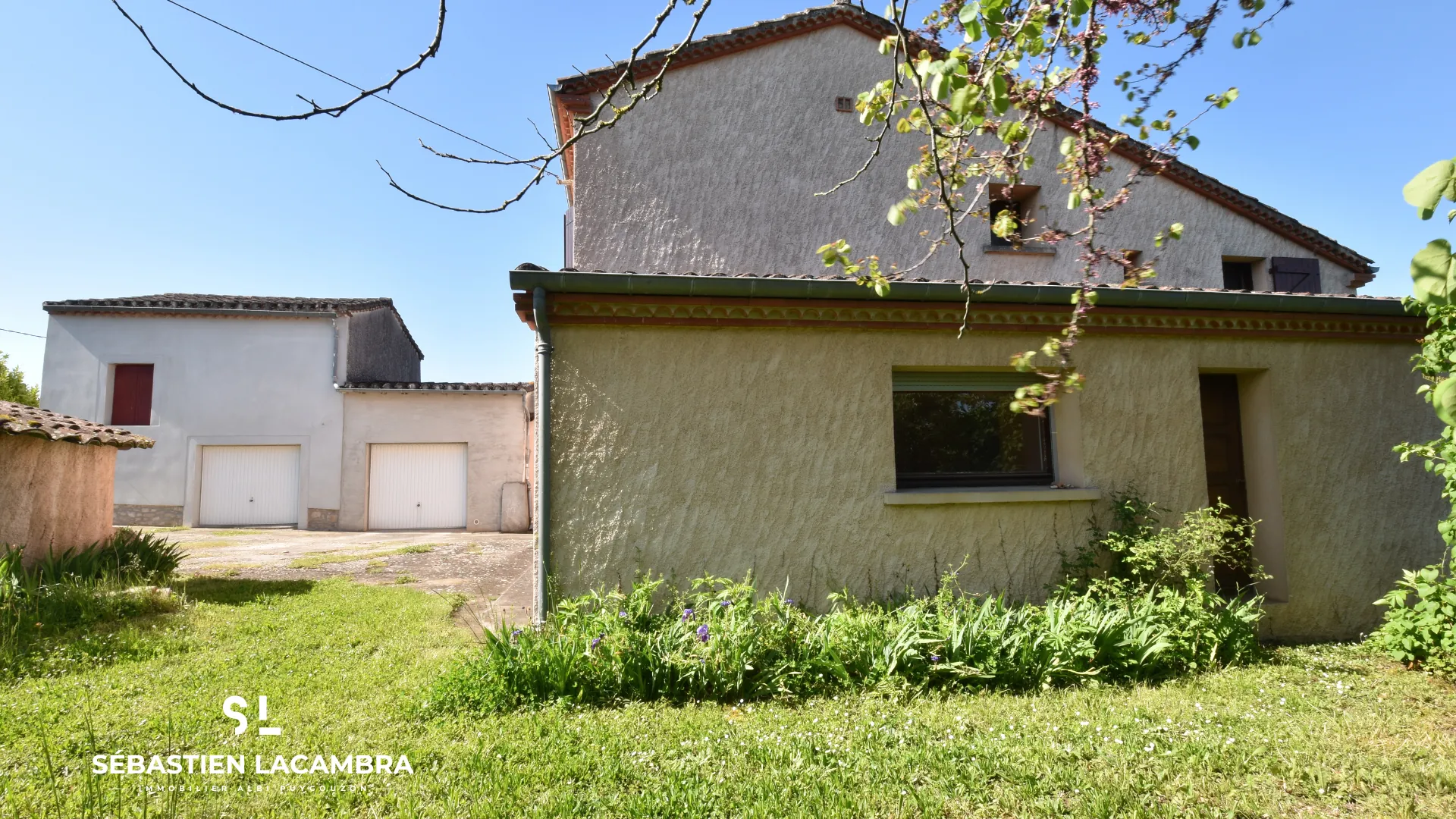 Maison ancienne avec dépendances et terrains à Puygouzon 