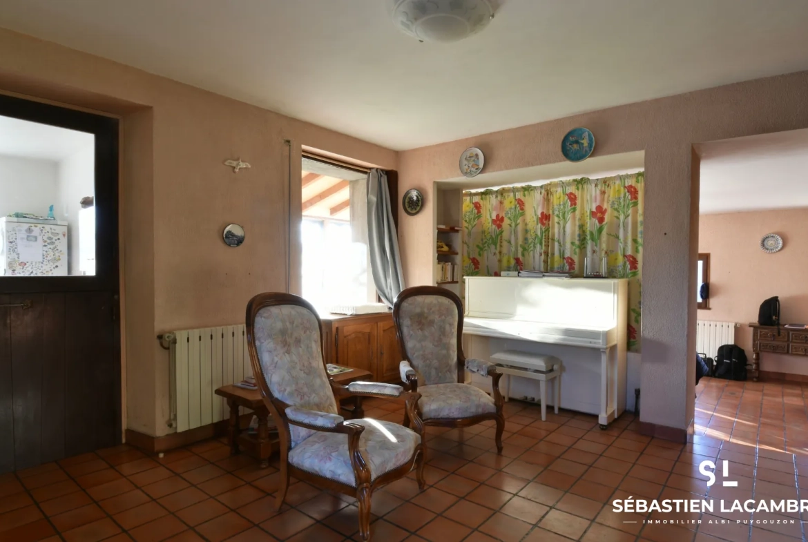 Maison ancienne avec dépendances et terrains à Puygouzon 