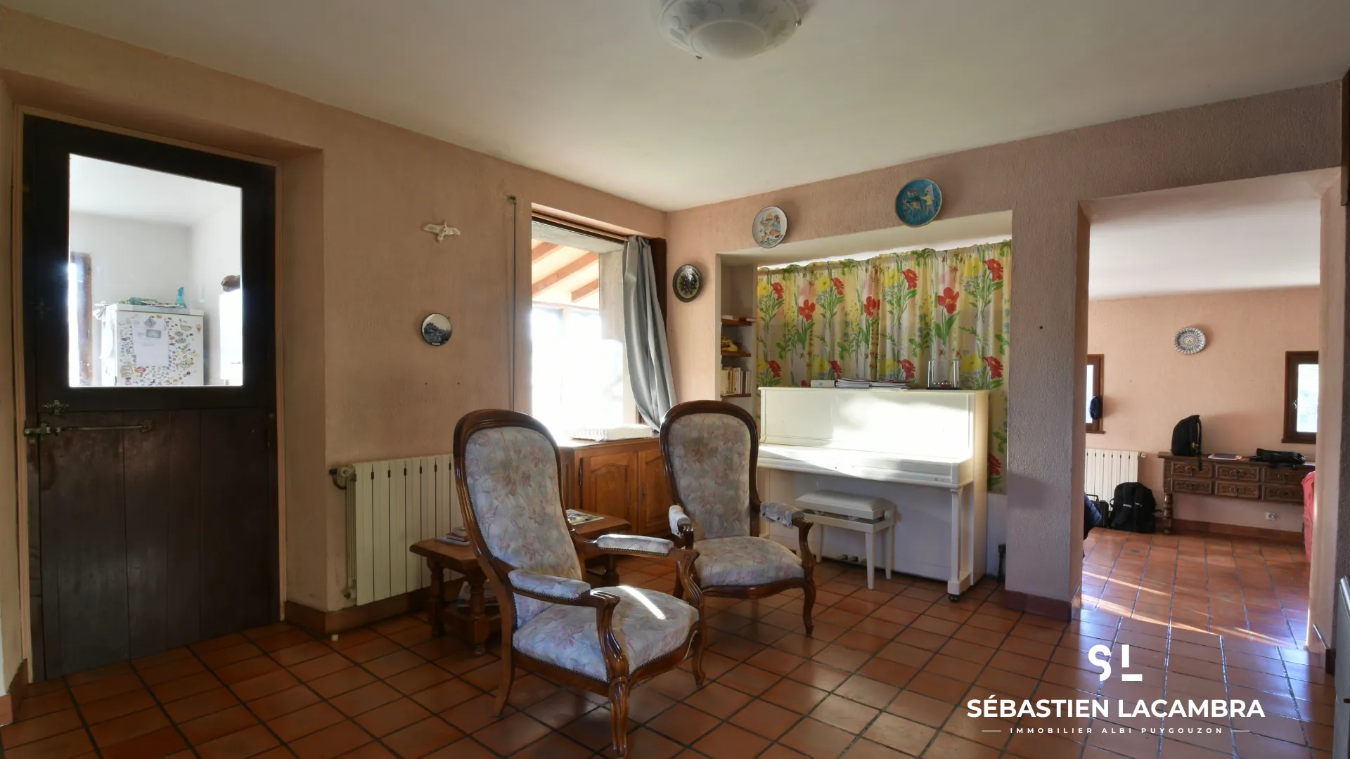 Maison ancienne avec dépendances et terrains à Puygouzon 