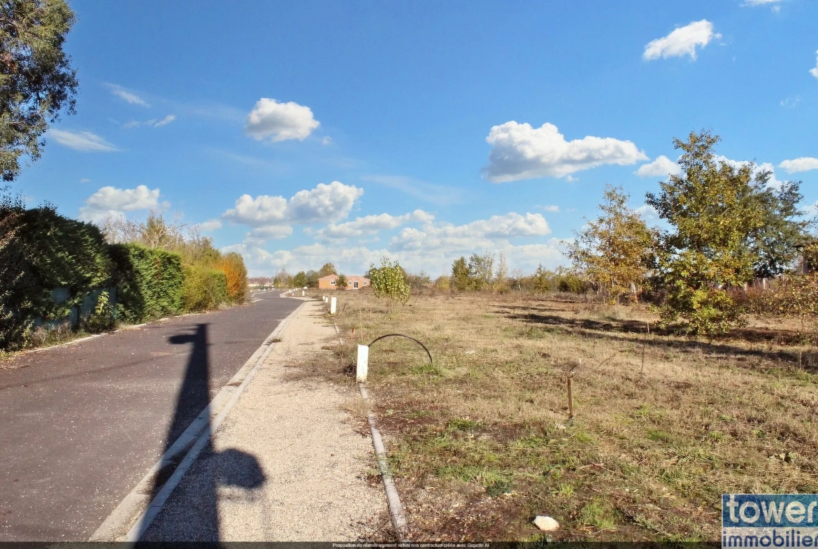 Terrain constructible de 705 m² à Nègrepelisse, proche Montauban, dans un environnement paisible 