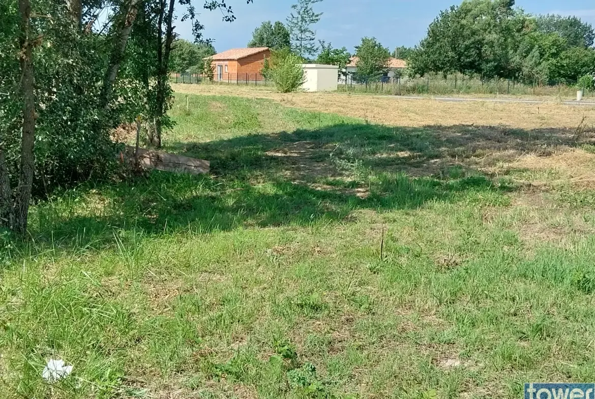 Terrain constructible de 705 m² à Nègrepelisse, proche Montauban, dans un environnement paisible 