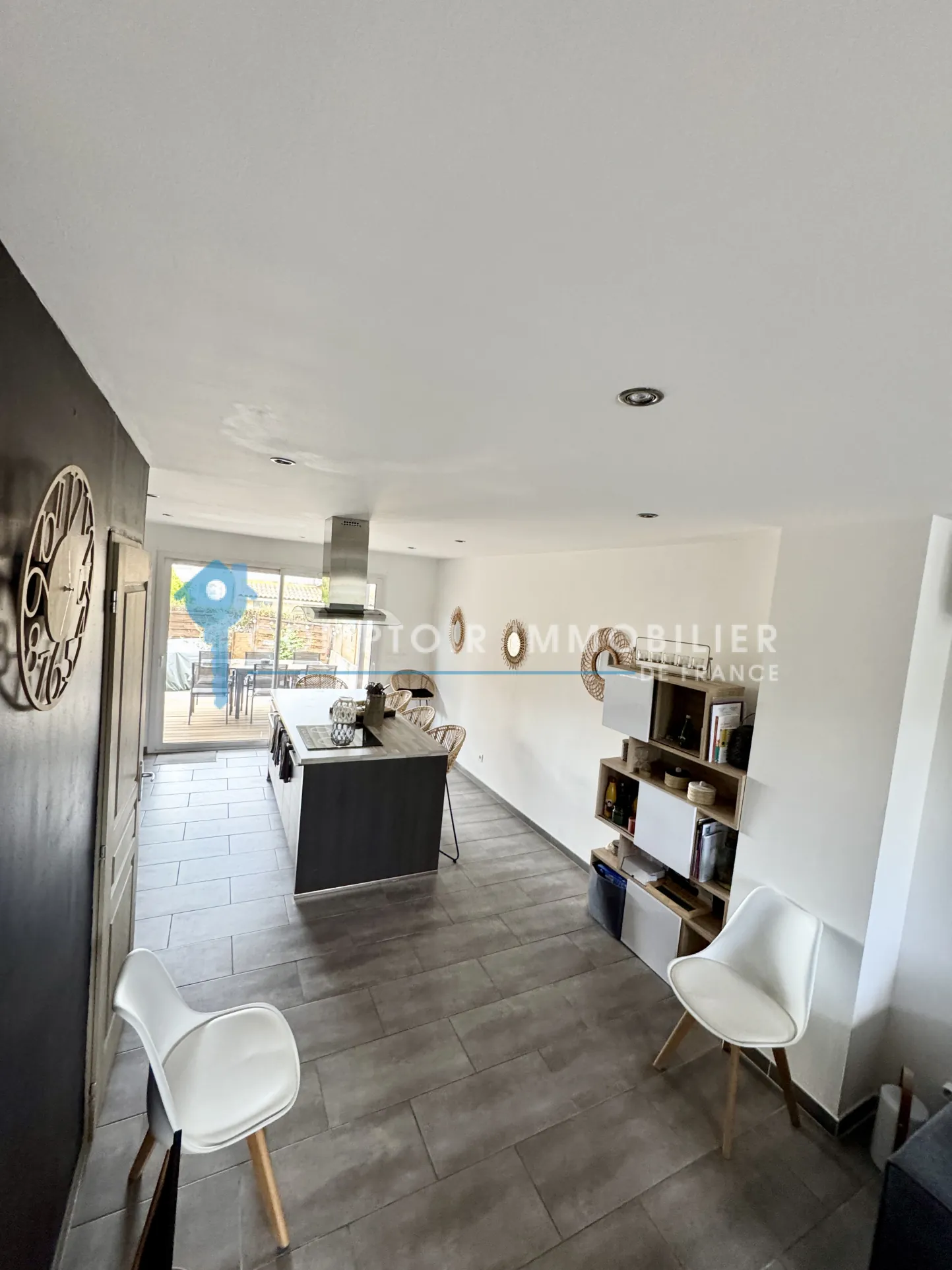 Villa mitoyenne 3 chambres avec terrasse à Vergeze, copropriété calme et bien entretenue 