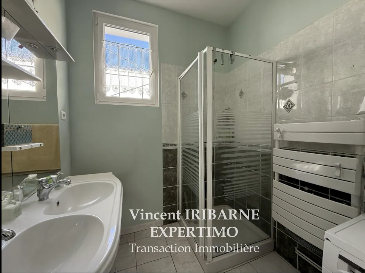 Maison de plain-pied avec jardin et garage à Saintes Rive Gauche 
